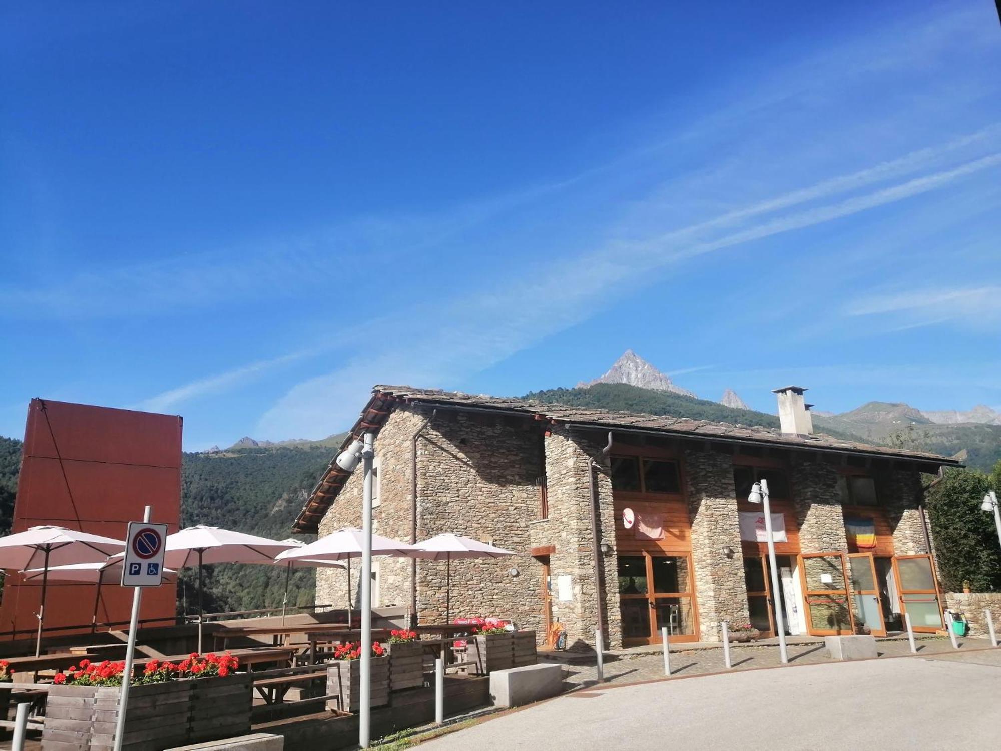 Rifugio Galaberna Hotel Ostana ภายนอก รูปภาพ
